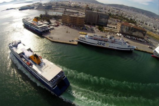 «Ποδαρικό» στο λιμάνι του Πειραιά
