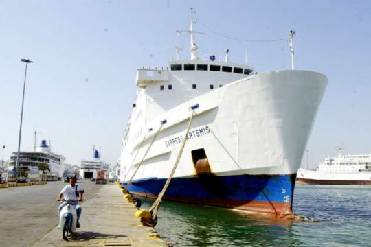 Έσπασε ο καταπέλτης του πλοίου «Αρτεμις»