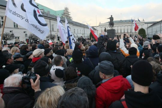 Μαζική αντικυβερνητική διαδήλωση στην Πολωνία