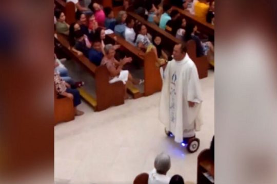 Λειτουργία πάνω σε hoverboard! (video)