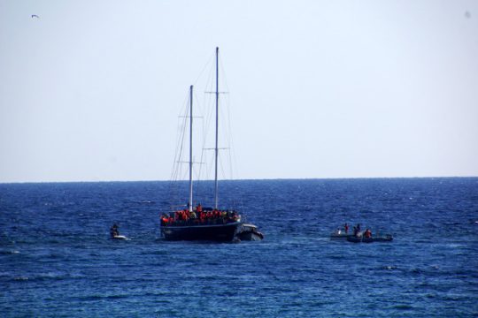 Νεκρή πρόσφυγας στο Φαρμακονήσι, αγνοούνται δύο άνδρες