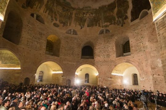Εξηγήσεις και αντιδράσεις για τον σταυρό