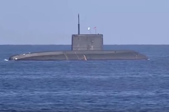 Ρώσικη επίθεση με πυραύλους από υποβρύχιο κατά του ΙΚ [VIDEO]