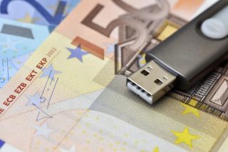 Τους λύνει τα χέρια