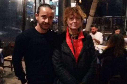 Κοντά στους πρόσφυγες της Λέσβου η Σούζαν Σάραντον