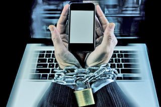 Καταπίνοντας λέξεις