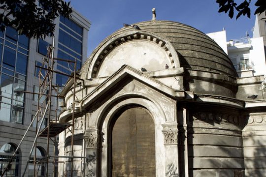 Περιμένει το θαύμα για να αναστηθεί