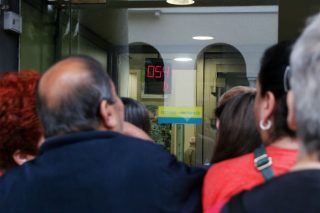 Ουρές για τέλη, ΕΝΦΙΑ, δωρεές και εκκρεμότητες