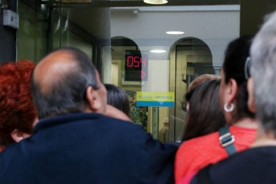Ουρές για τέλη, ΕΝΦΙΑ, δωρεές και εκκρεμότητες