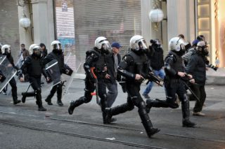 Η Πόλη ασφυκτιά από τα δακρυγόνα