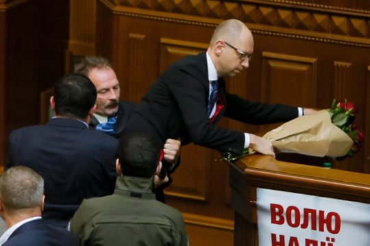 Τριαντάφυλλα και… ξύλο στην oυκρανική Βουλή