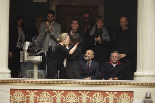 Πόσο μπορεί να ενοχλήσει ένα φιλί εντός Κοινοβουλίου;