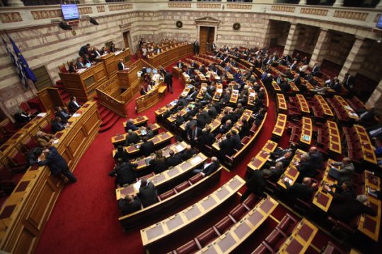 Ένταση και αποχωρήσεις στη Βουλή για τις τροπολογίες