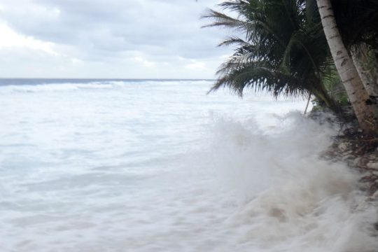 Σε κίνδυνο περισσότεροι από 100 άνθρωποι ανοιχτά της Ινδονησίας
