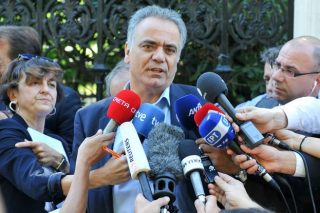 Η αντιπολίτευση «χρυσώνει» τον εκβιασμό