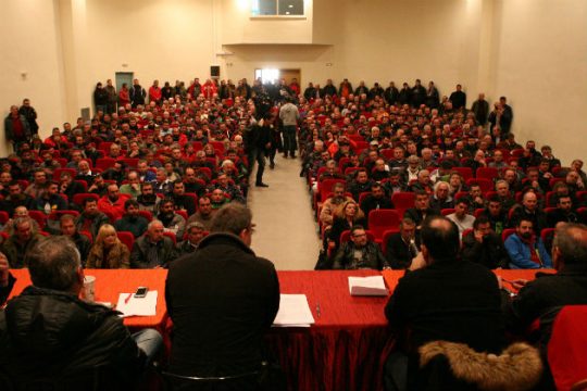 Σκληραίνουν τη στάση τους πανελλαδικά οι αγρότες