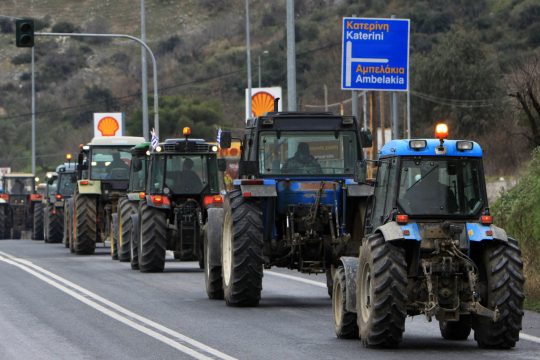 Στον κόμβο Νίκαιας -και αλλού- κλιμακώνουν οι αγρότες