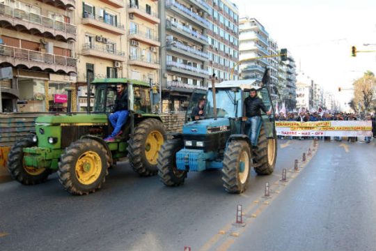 Σκληραίνουν τη στάση τους οι αγρότες στα μπλόκα