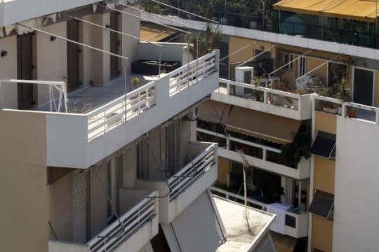 Βουτιά στις μεταβιβάσεις ακινήτων εν μέσω κρίσης