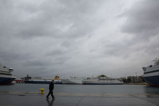 Ρίχνουν άγκυρα τα πλοία για 48 ώρες