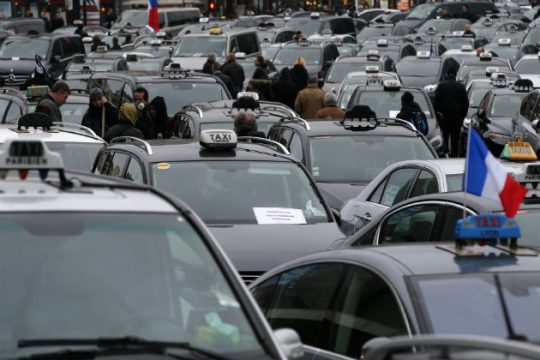 Γενικευμένη οργή κατά της σοσιαλιστικής κυβέρνησης