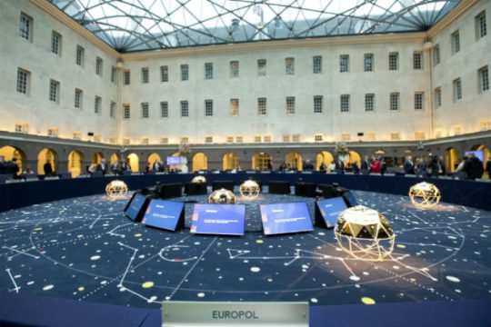 Διάψευση Κομισιόν για αποπομπή της Ελλάδας από τη Σένγκεν
