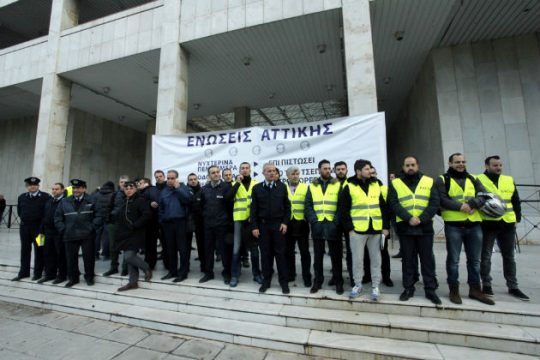 Έξω από τη ΓΑΔΑ αστυνομικοί κατά του ασφαλιστικού