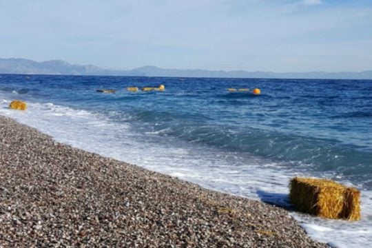 Η παραλία γέμισε με… μπάλες από άχυρο