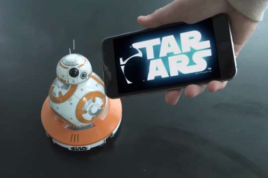 Σαρώνει το νέο ρομποτάκι του «Star Wars»