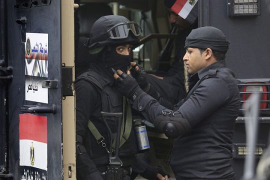 Αντιλαλούν οι φυλακές του Καΐρου
