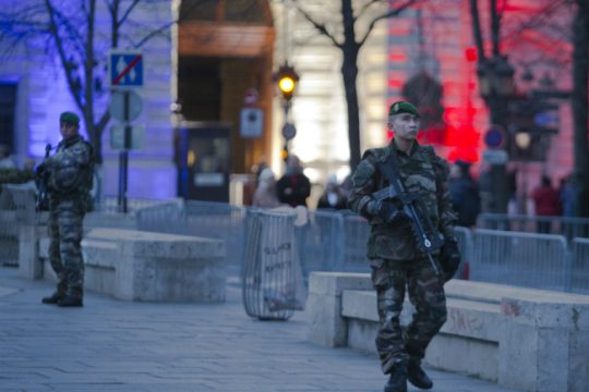 Γερμανικές πιέσεις στη Γαλλία για αύξηση των αμυντικών της δαπανών
