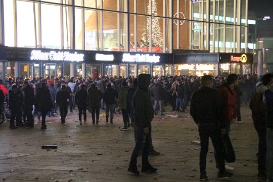 Ξενοφοβικό κλίμα στην Κολονία λόγω επιθέσεων κατά γυναικών