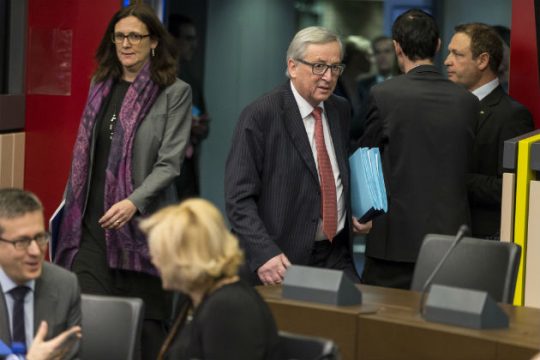 Αλλάζει ρότα η Κομισιόν για το προσφυγικό