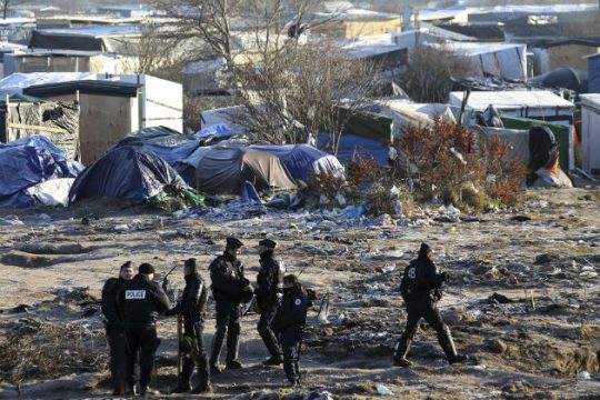 Πρόσφυγες ανέβηκαν σε φέριμποτ στο Καλαί για να περάσουν Βρετανία