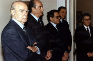 Καραμανλήδες και Μητσοτάκηδες: έξι δεκαετίες συγκρούσεων
