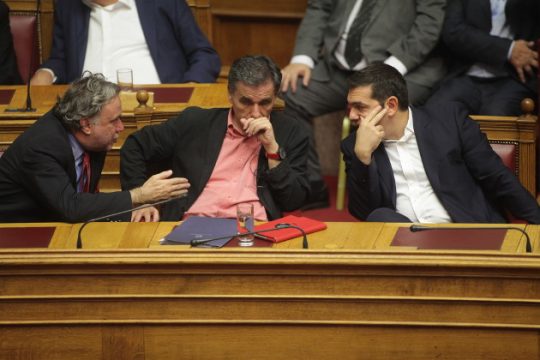 Στους νέους τα βάρη