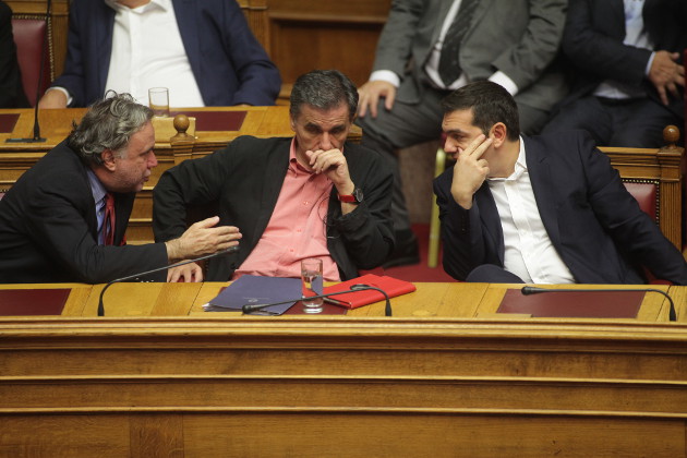 Στους νέους τα βάρη