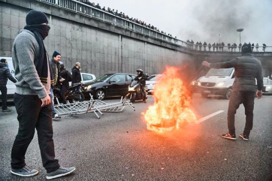 Ο κόσμος απεργεί, η αστυνομία καταστέλλει