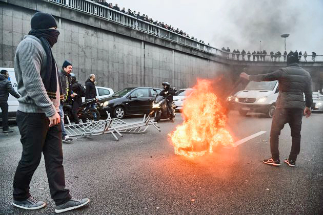 Ο κόσμος απεργεί, η αστυνομία καταστέλλει