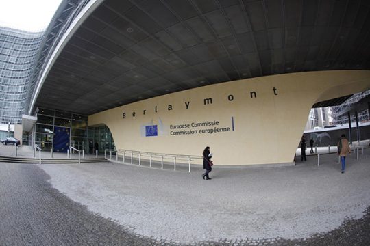 Φοβού τους εταίρους