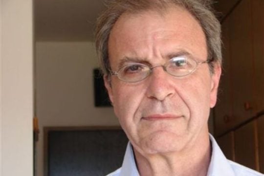 Ενα σιωπηλό στρώμα γκρίζας σκόνης…