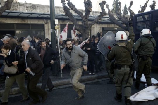 Ένταση έξω από τη Βουλή με διαδηλωτές και αστυνομία