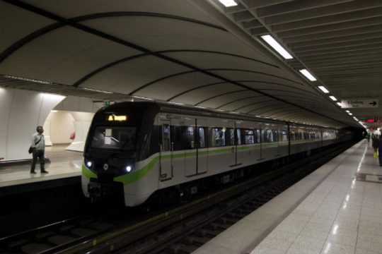 Nεκρή γυναίκα που έπεσε στις ράγες του μετρό