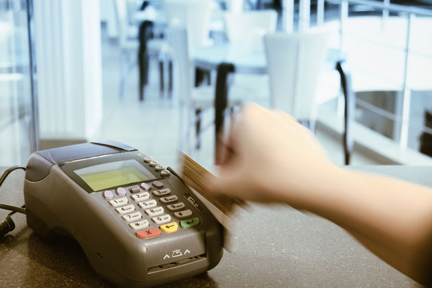Ακατάσχετα τα έσοδα από πωλήσεις μέσω καρτών