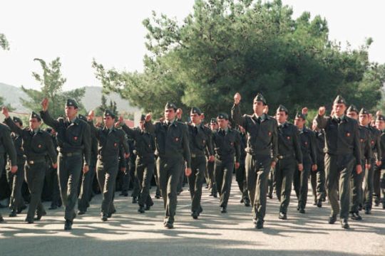 Με επιφυλάξεις επί της αρχής το νομοσχέδιο για τον στρατό