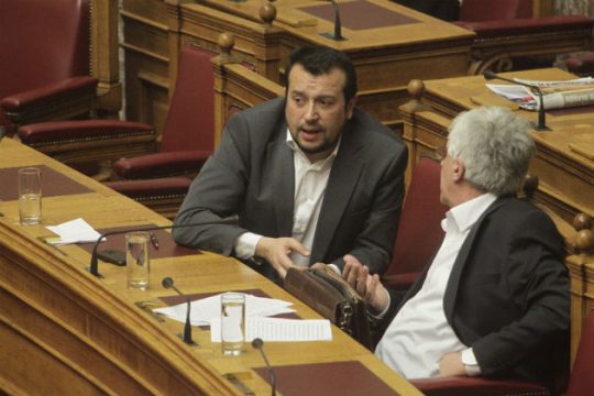 Στο Μαξίμου επέστρεψε η «καυτή πατάτα» των τηλε-αδειών