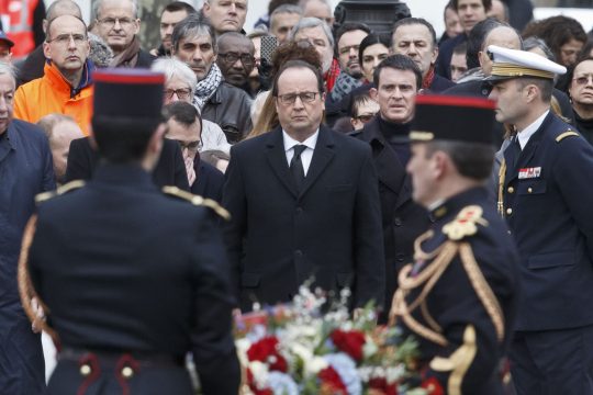 Η Γαλλία τίμησε τη μνήμη των θυμάτων