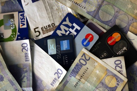 Μέσα στον μήνα η ρύθμιση για το πλαστικό χρήμα