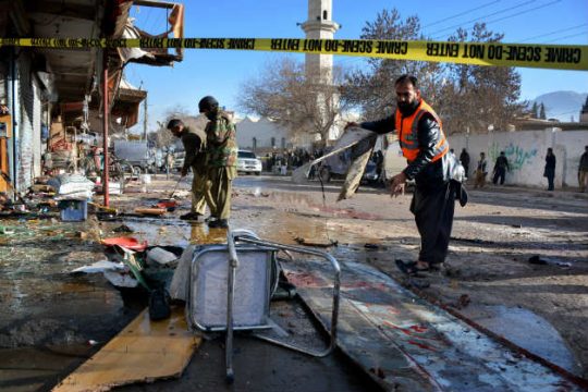 Επίθεση αυτοκτονίας με 15 νεκρούς σε κέντρο εμβολιασμού στο Πακιστάν