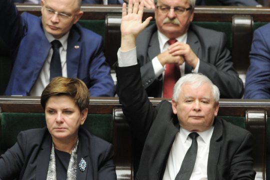 Η Ε.Ε. εγκαλεί την Πολωνία για αντιδημοκρατικές πρακτικές